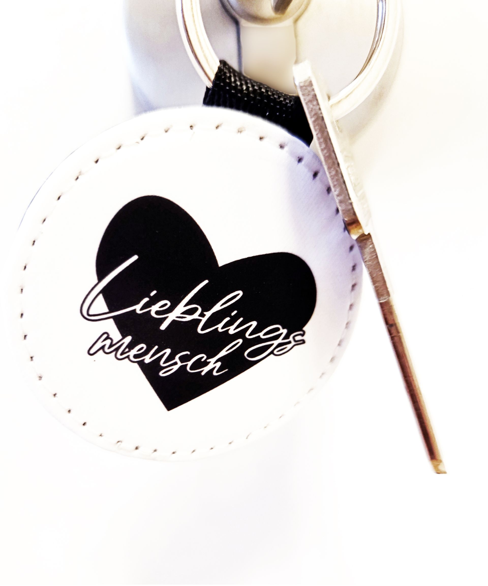 Handgefertigter Schlüsselanhänger mit Spruch „Lieblingsmensch“ aus veganem Leder