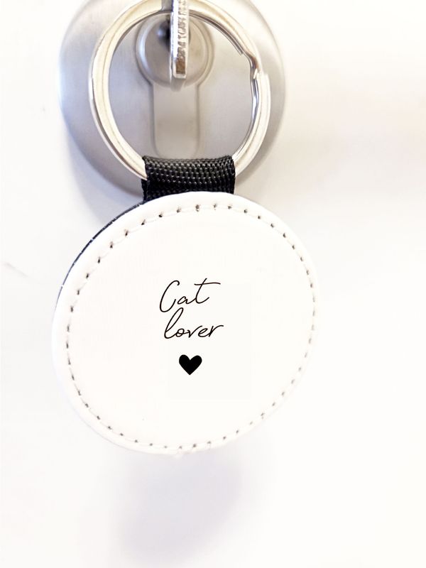 Handgefertigter Schlüsselanhänger mit Spruch „cat lover Handgefertigter Schlüsselanhänger mit Spruch „cat lover"“ aus veganem Leder