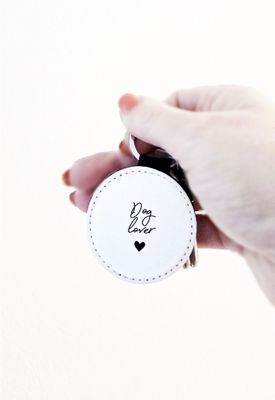 Handgefertigter Schlüsselanhänger mit Spruch „dog lover"“ aus veganem Leder​