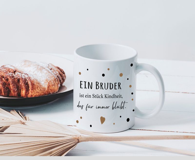 Personalisierbare Tasse „Ein Bruder ist ein Stück Kindheit, das für immer bleibt.“ Personalisierbare Tasse „Ein Bruder ist ein Stück Kindheit, das für immer bleibt.“