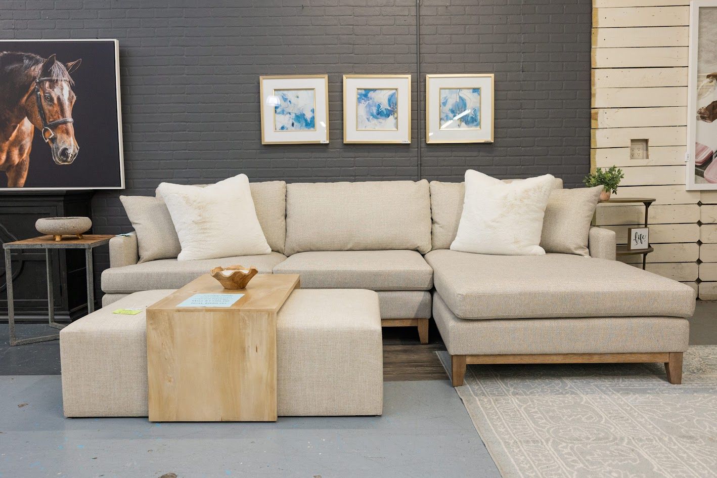 THE GRAND SECTIONAL RIGHT FACING