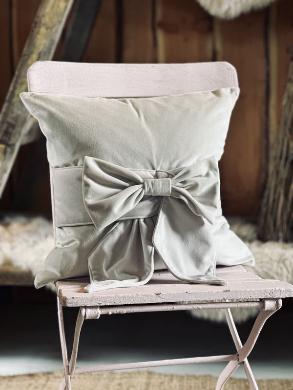 Malini Paul Moneypenny Tiedup Bow Cushion In Cream