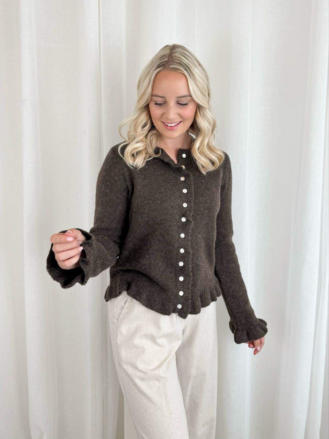 RUFFLE SWEATER BROWN
