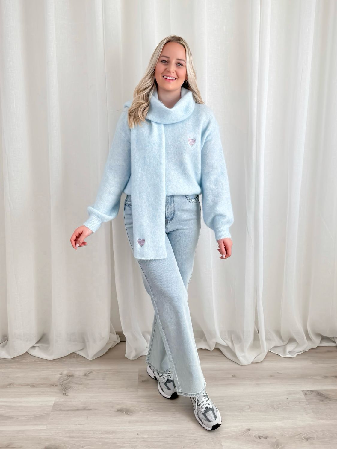 HEART SWEATER WITH SCARF LIGHT BLUE