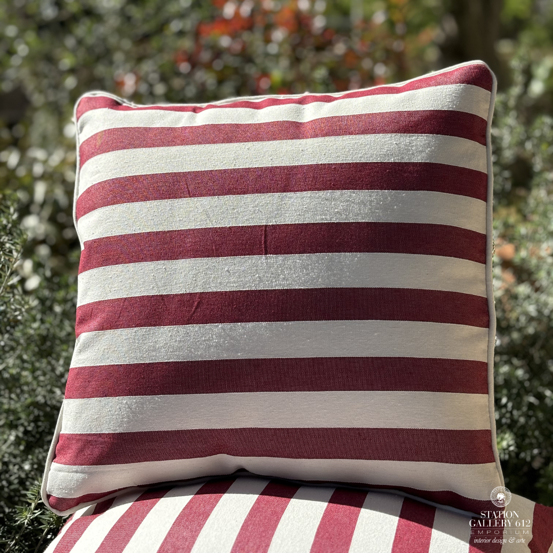 Cuscino a righe rosse scure