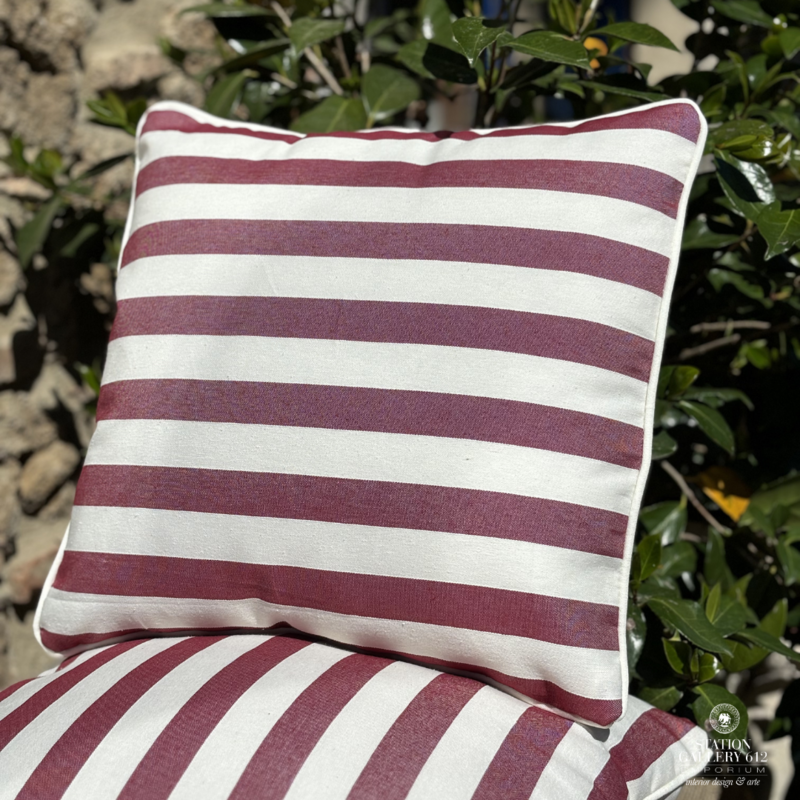 Cuscino a righe rosse scure