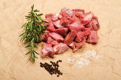 Hirsch-Gulasch 1000 g zum Braten und Schmoren Zartes, küchenfertiges Hirschfleisch aus ausgewählten Stücken. Fein im Geschmack, saftig in der Zubereitung–ideal für Gulasch, Ragouts Wildgeriche. Hirsch-Gulasch 1000 g zum Braten und Schmoren Zartes, küchenfertiges Hirschfleisch aus ausgewählten Stücken. Fein im Geschmack, saftig in der Zubereitung–ideal für Gulasch, Ragouts Wildgeriche.