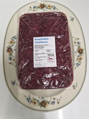 Hirsch-Hackfleisch (500 g) – ideal für die Zubereitung saftiger Burger. Perfekt für alle, die den kräftigen, charaktervollen Geschmack von Wildfleisch schätzen. Hirsch-Hackfleisch (500 g) – ideal für die Zubereitung saftiger Burger. Perfekt für alle, die den kräftigen, charaktervollen Geschmack von Wildfleisch schätzen.