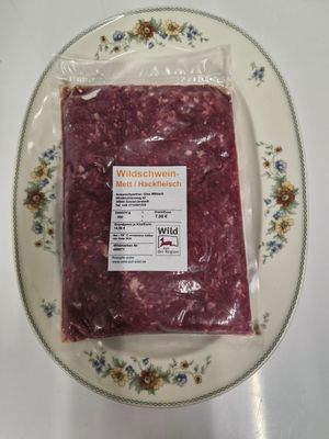 Wildschwein-Hackfleisch (500 g) – ideal für die Zubereitung saftiger Burger. Perfekt für alle, die den kräftigen, charaktervollen Geschmack von Wildfleisch schätzen. Wildschwein-Hackfleisch (500 g) – ideal für die Zubereitung saftiger Burger. Perfekt für alle, die den kräftigen, charaktervollen Geschmack von Wildfleisch schätzen.