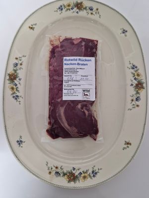 Hirsch-Nacken-Braten (ca. 760 g) Saftiges, fein marmoriertes Wildfleisch mit kräftigem Aroma. Ideal zum Kurzbraten, Grillen oder für zarte Medaillons. Viel Geschmack, besonders saftig.