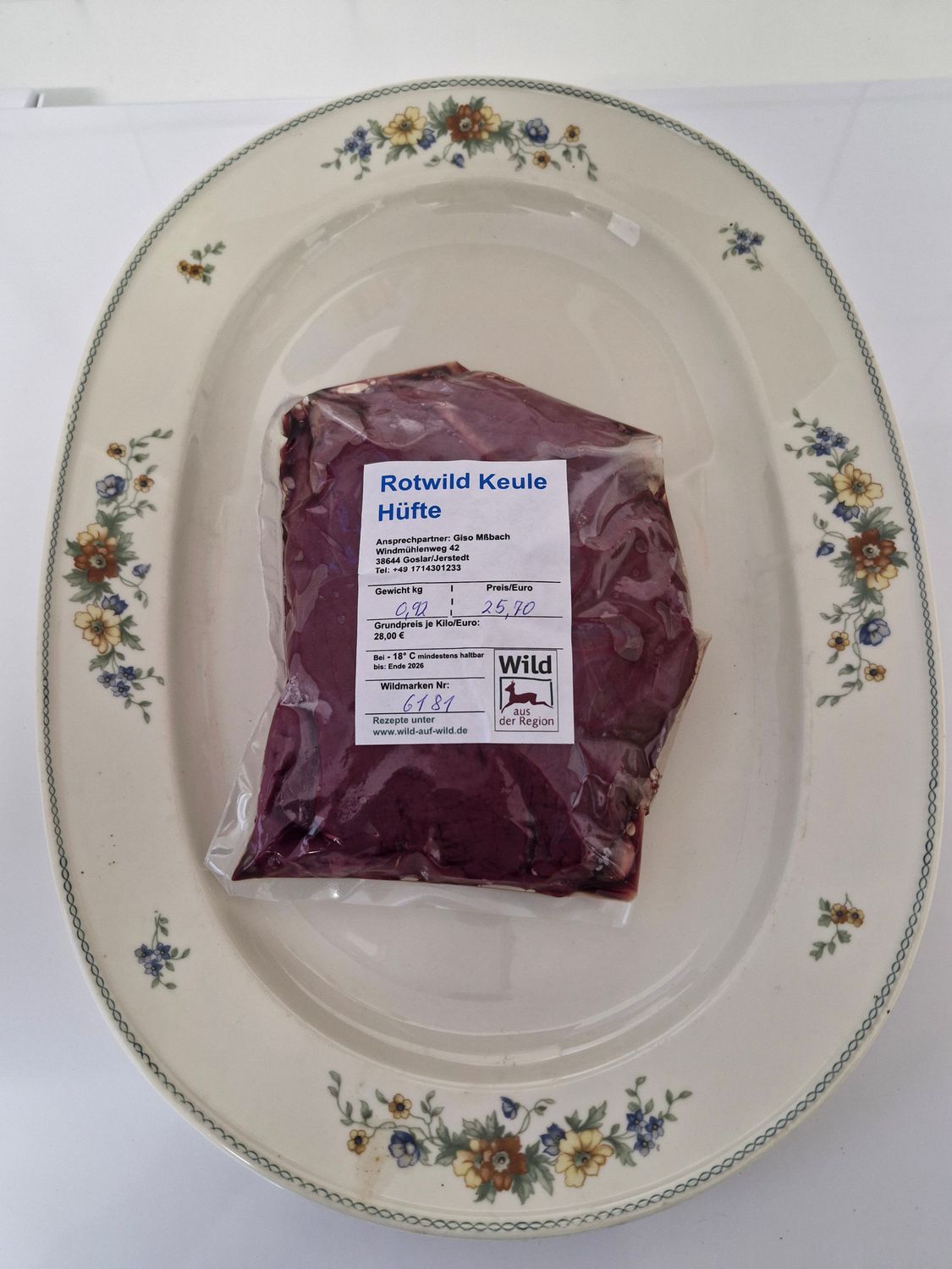 Hirsch-Hüfte 835 g ist eines der edelsten Stücke aus der Keule. Sie ist sehr mager, feinfasrig und besonders zart, mit einem kräftigen Wildgeschmack, hervorragend zum Kurzbraten. Hirsch-Hüfte 835 g ist eines der edelsten Stücke aus der Keule. Sie ist sehr mager, feinfasrig und besonders zart, mit einem kräftigen Wildgeschmack, hervorragend zum Kurzbraten.