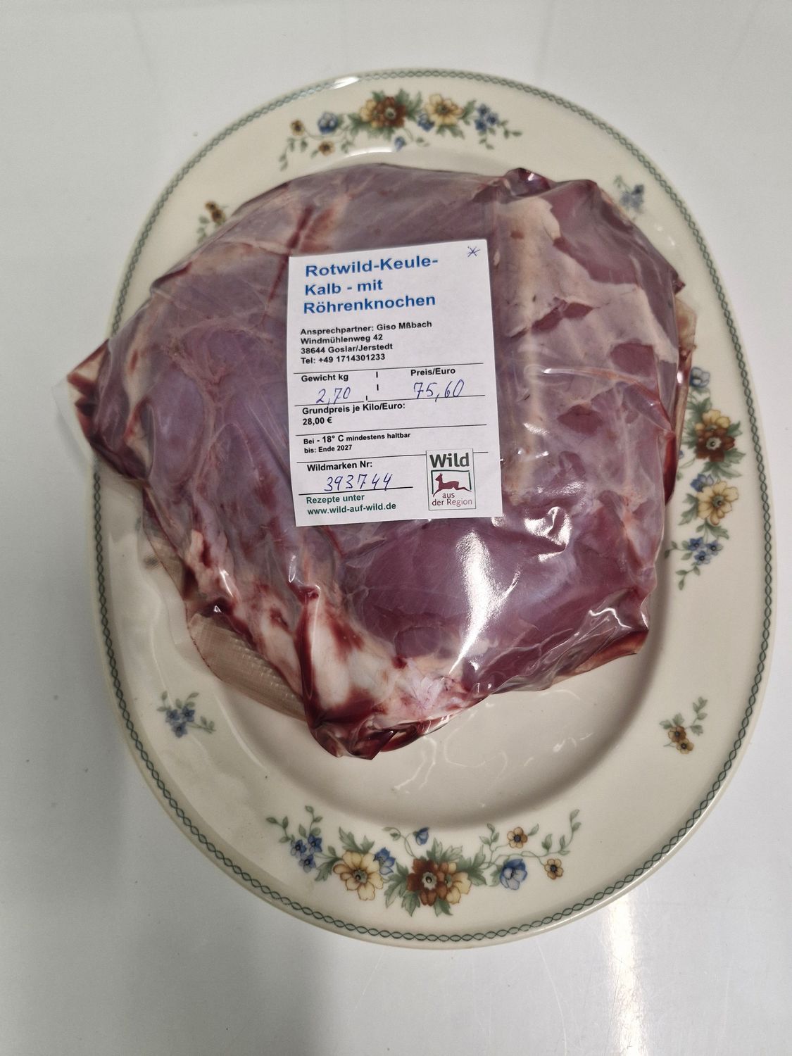 Hirsch-Keule-Kalb mit Knochen,ca. 2,70 kg. Saftiges, aromatisches Wildfleisch–ideal zum Braten oder Schmoren. Der Knochen sorgt für ein besonders intensiven Genuss für besondere Mahlzeiten. Hirsch-Keule-Kalb mit Knochen,ca. 2,70 kg. Saftiges, aromatisches Wildfleisch–ideal zum Braten oder Schmoren. Der Knochen sorgt für ein besonders intensiven Genuss für besondere Mahlzeiten.