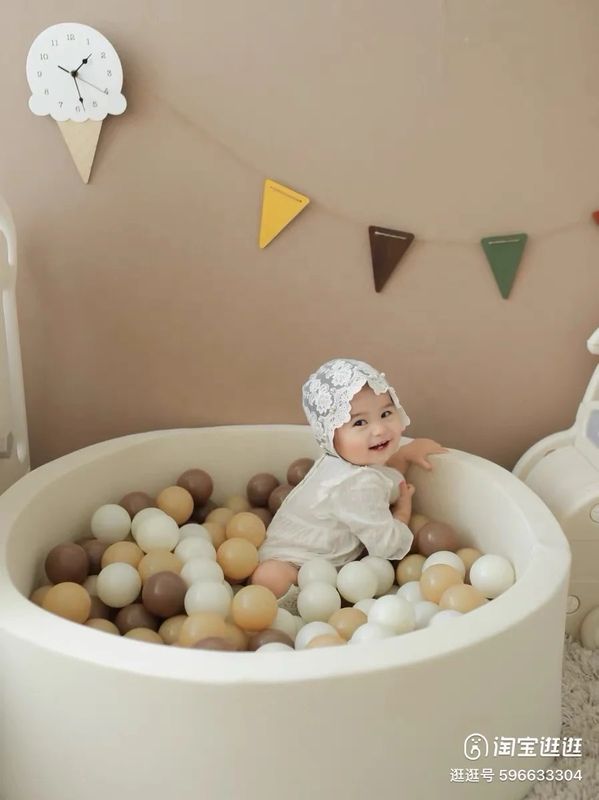 حوض كرات مخمل ( سكري) يشمل ٢٠٠ كرة | Ball Pit (Off White )Including 200 Balls