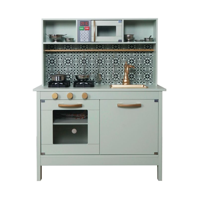 مطبخ خشبي كلاسيكي مع أواني معدنية  | wooden vintage kitchen including metal utensils 