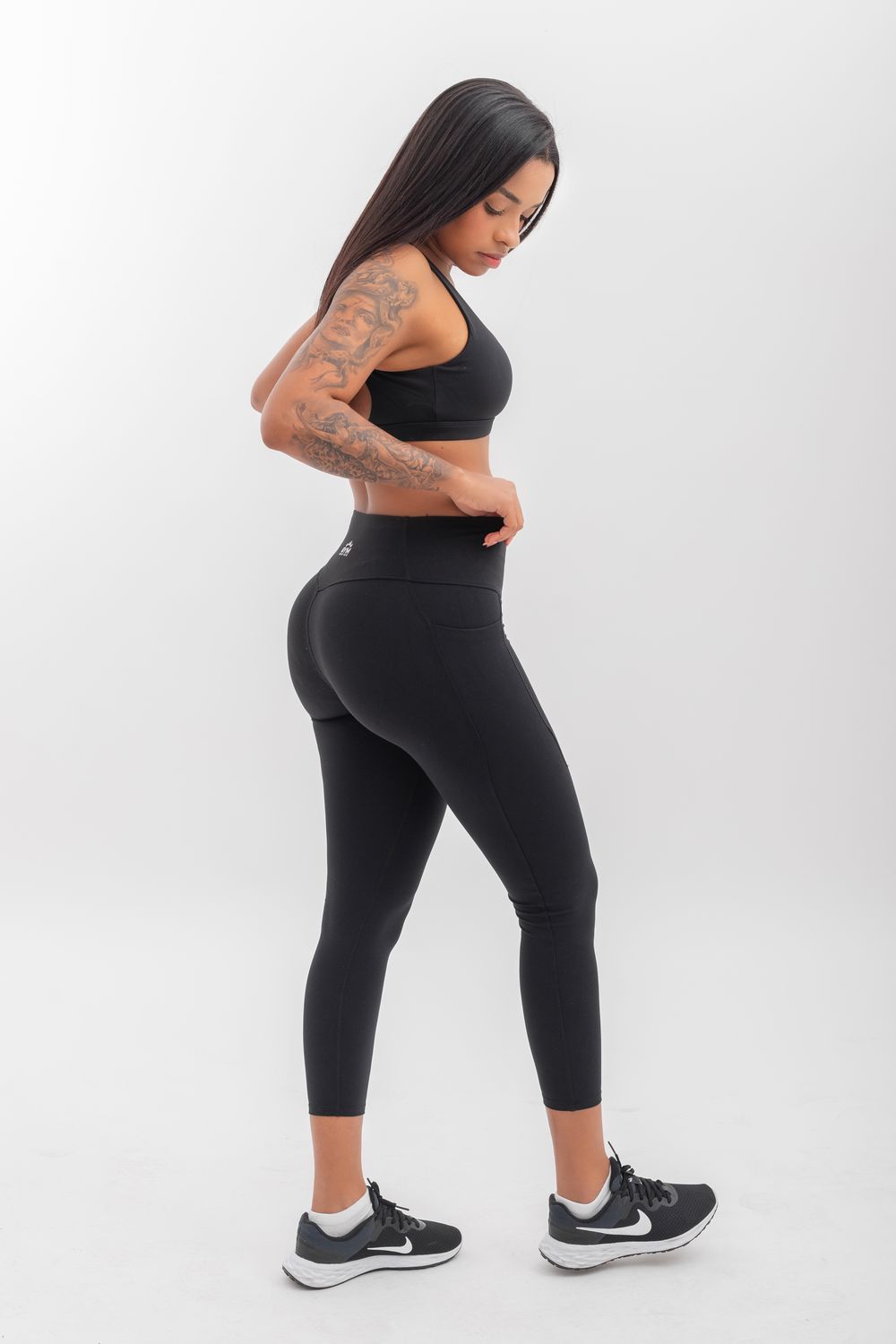 Empire Glamor Leggings with a pocket on the side combine functionality with style, catering to the needs of those who seek comfort and practicality without compromising on fashion.