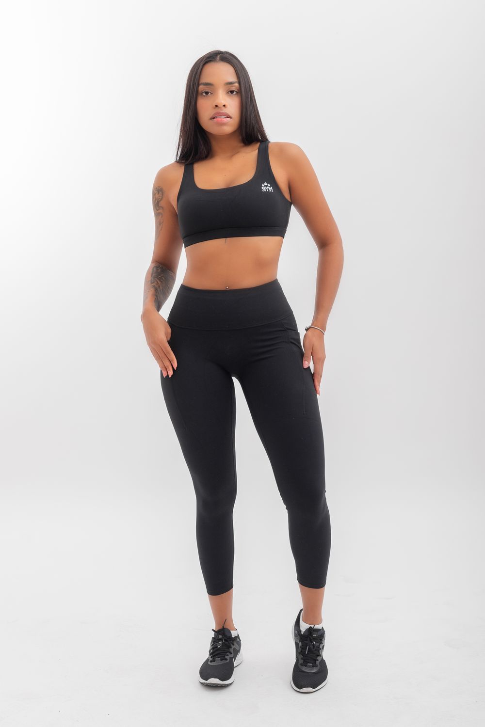 Empire Glamor Leggings with a pocket on the side combine functionality with style, catering to the needs of those who seek comfort and practicality without compromising on fashion.