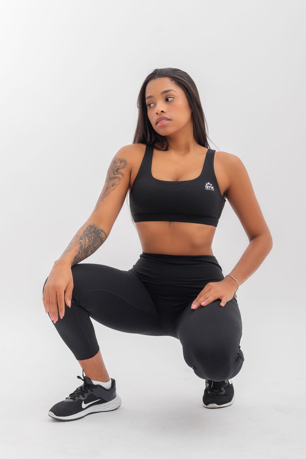 Empire Glamor Leggings with a pocket on the side combine functionality with style, catering to the needs of those who seek comfort and practicality without compromising on fashion.