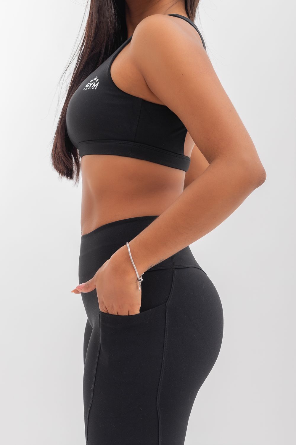 Empire Glamor Leggings with a pocket on the side combine functionality with style, catering to the needs of those who seek comfort and practicality without compromising on fashion.
