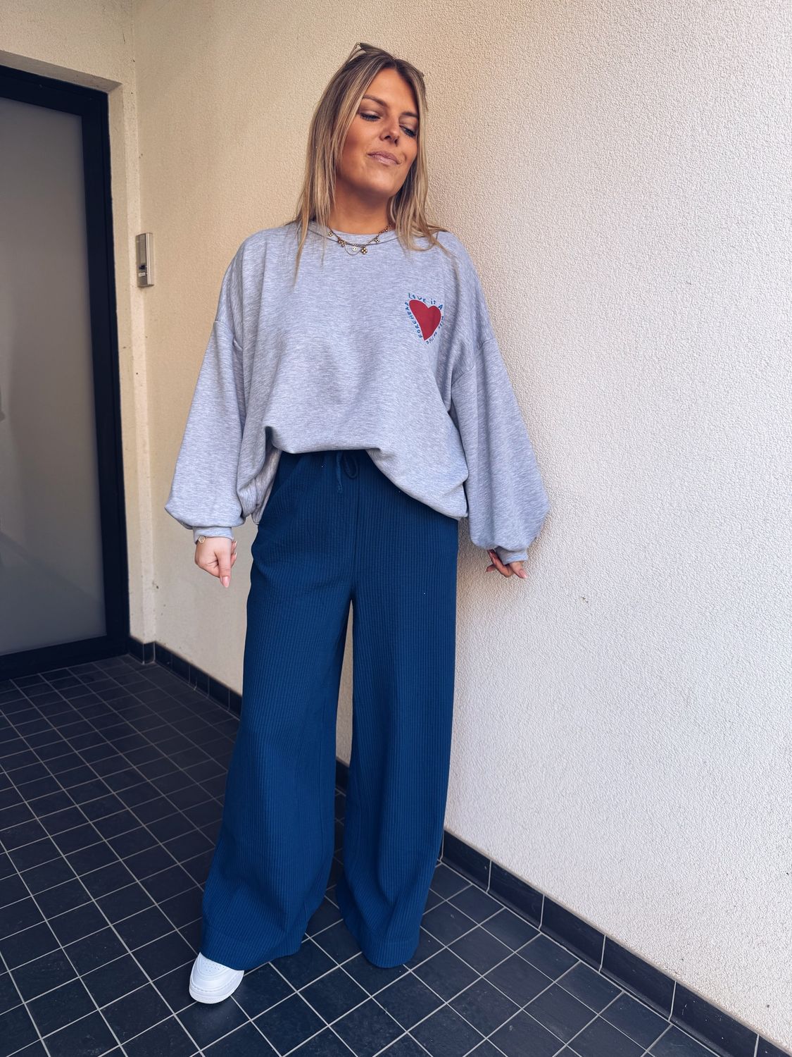 Love is A Sweater Grijs