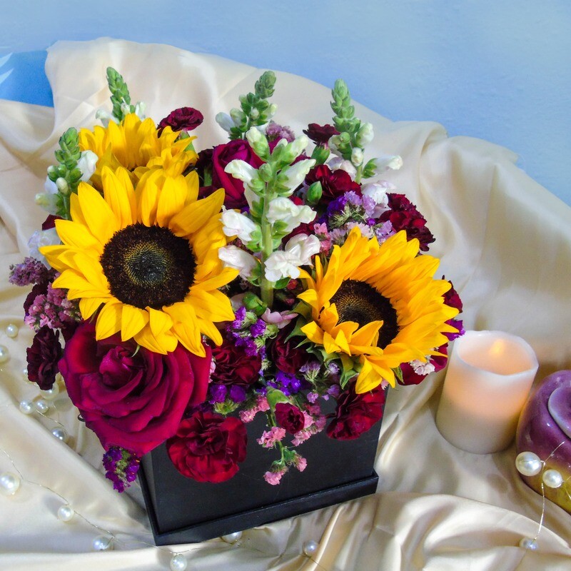 Caja con rosas, girasoles y perritos