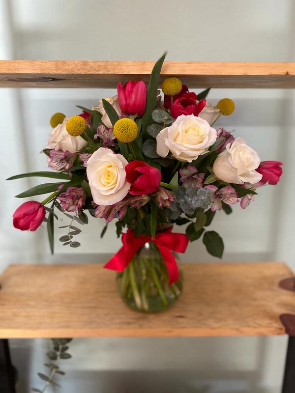 Tulipanes, rosas y craspedias