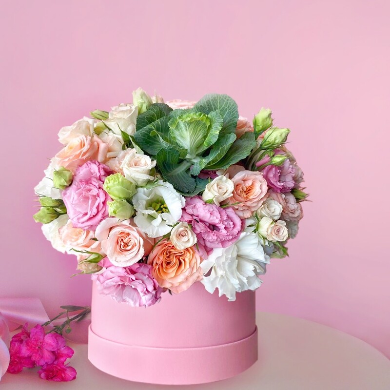 Caja de rosas y lisianthus