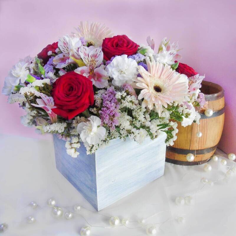 Caja con rosas y gerberas