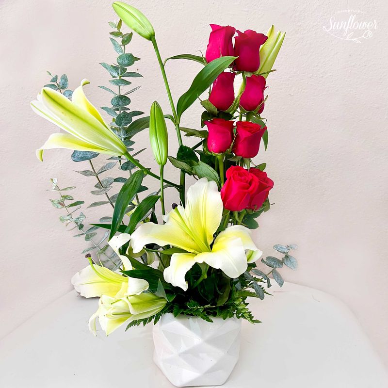 Base con rosas y casablanca