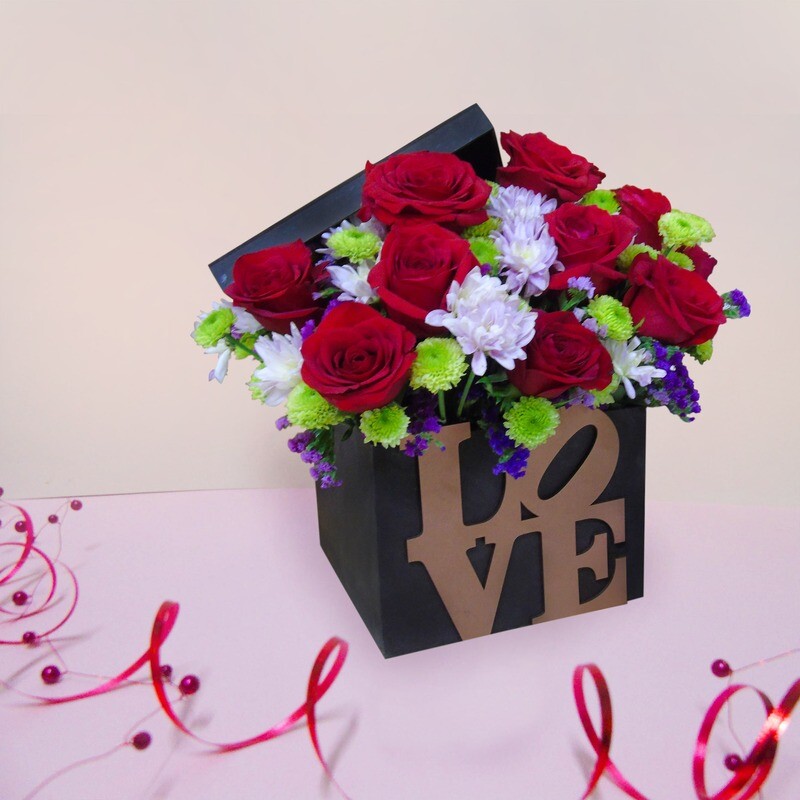Caja de rosas y margaritas.