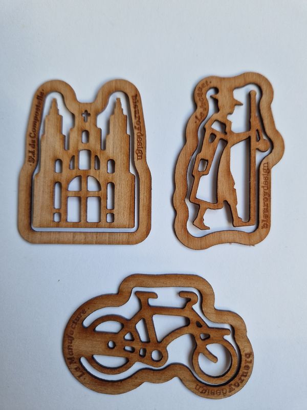 Eén houten boeklegger (kathedraal, pelgrim of fiets)