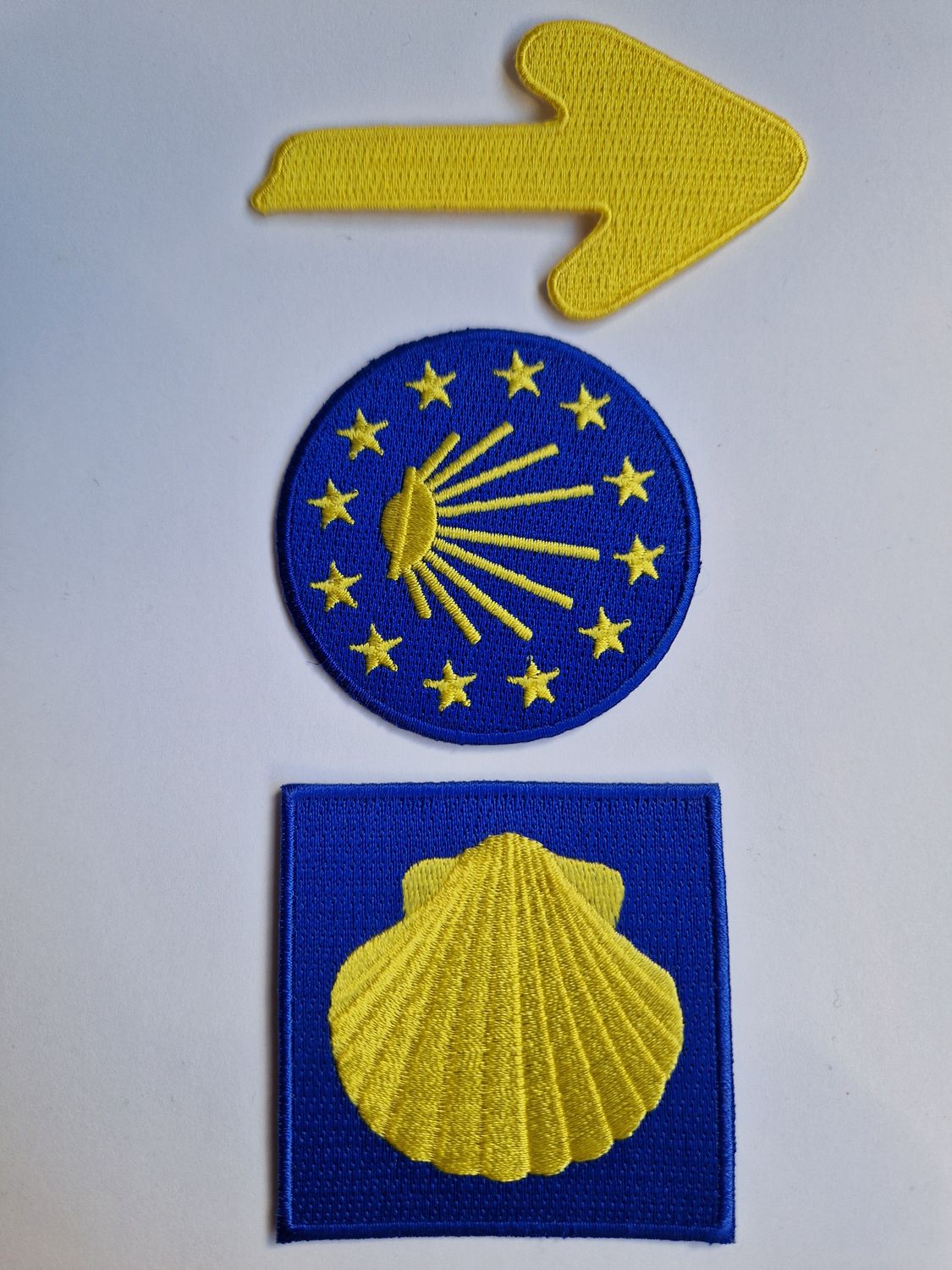 Eén badge (schelp, sterren of pijl)