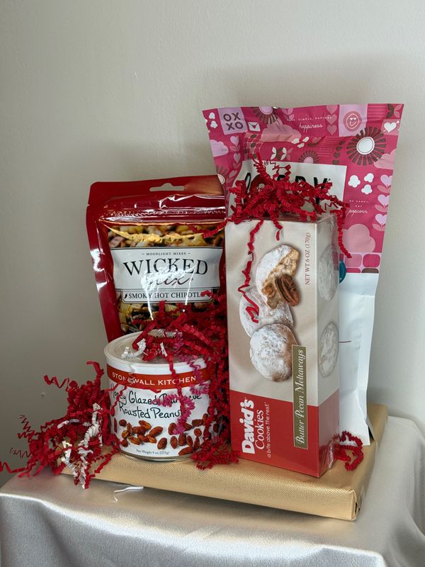 The Super Scrumptious Snack Basket