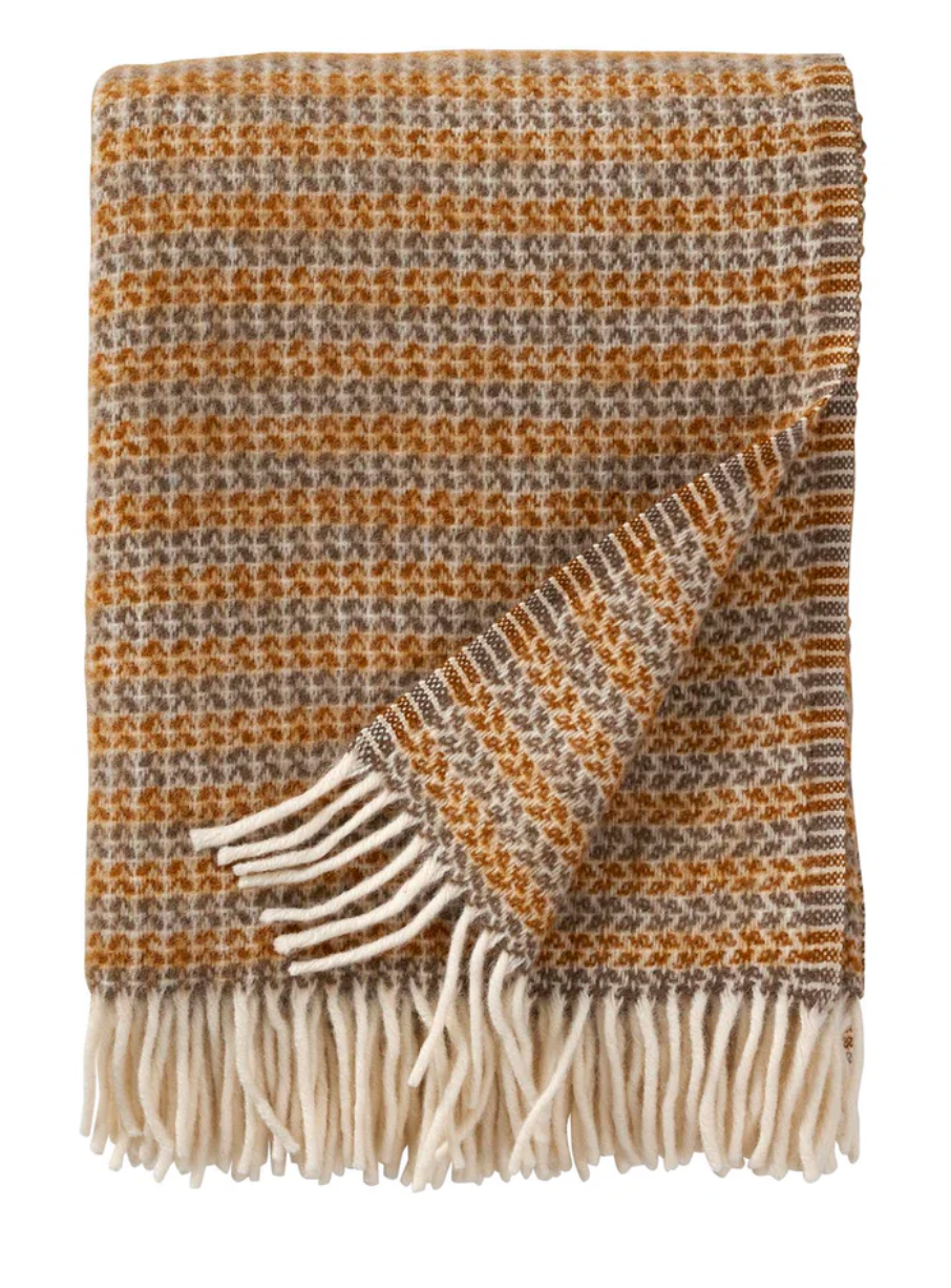 Curve throw blanket