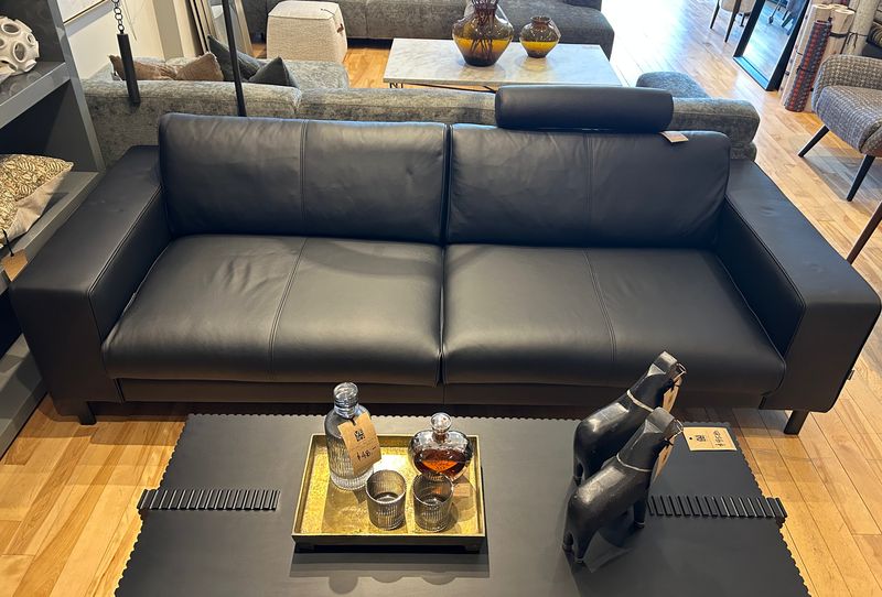Blues Day, black leather sofa with head rest