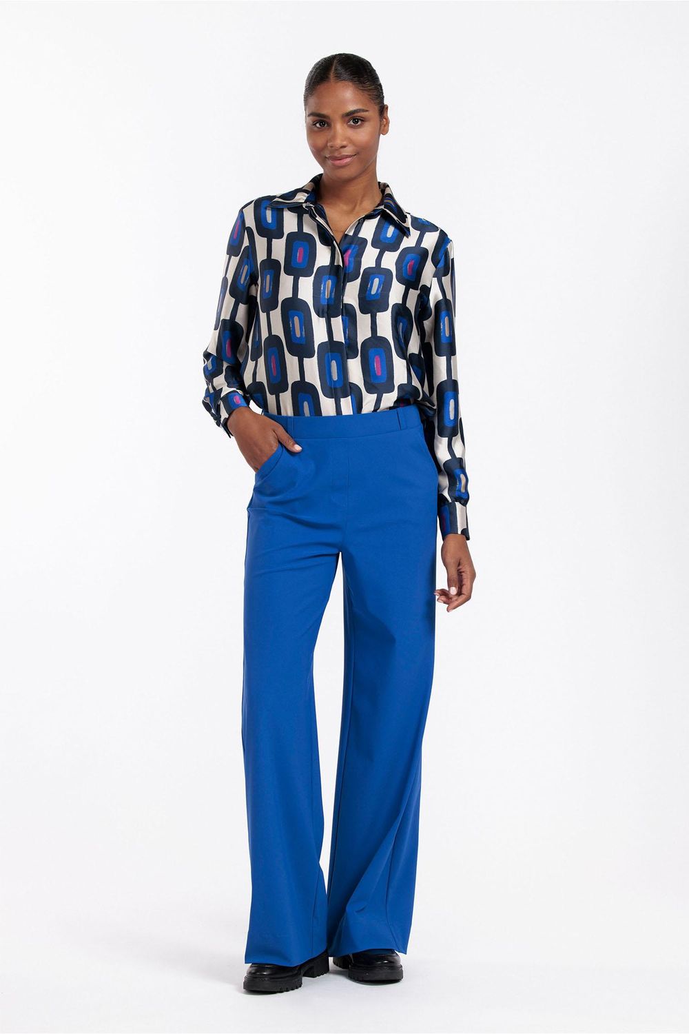 Studio Anneloes Hiske satin chain blouse Blauw