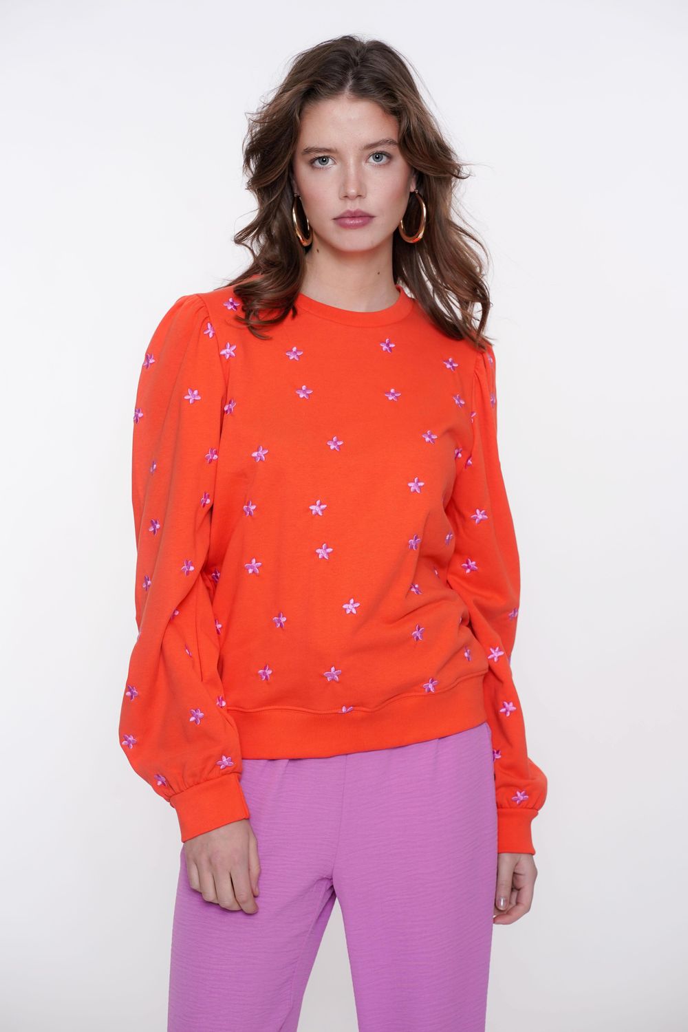 Geisha Sweater oranje met paarse bloemen