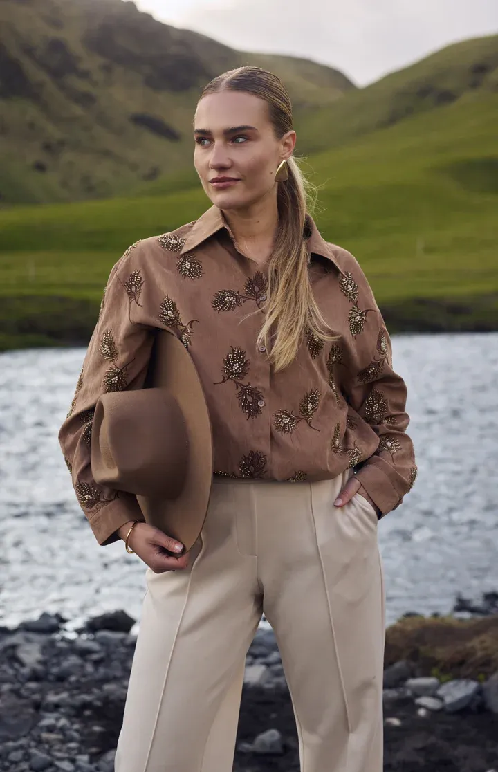Nukus Iris Blouse Embroidery Bruin NKF02078