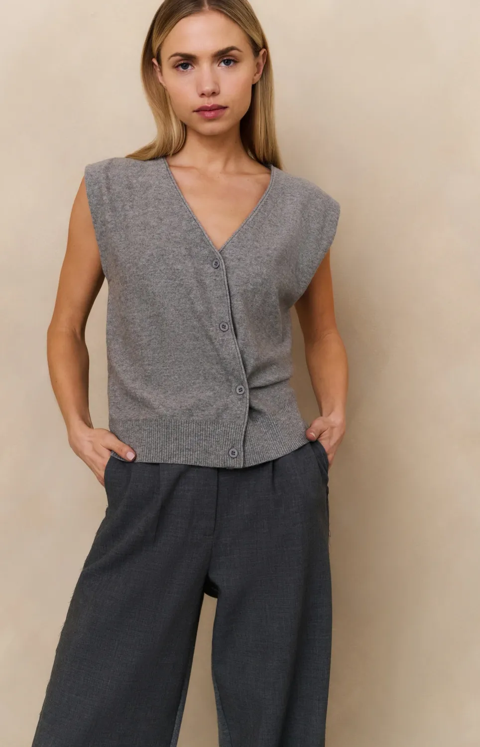 Yaya Gebreid gilet met V-hals en asymmetrische sluiting grijs
