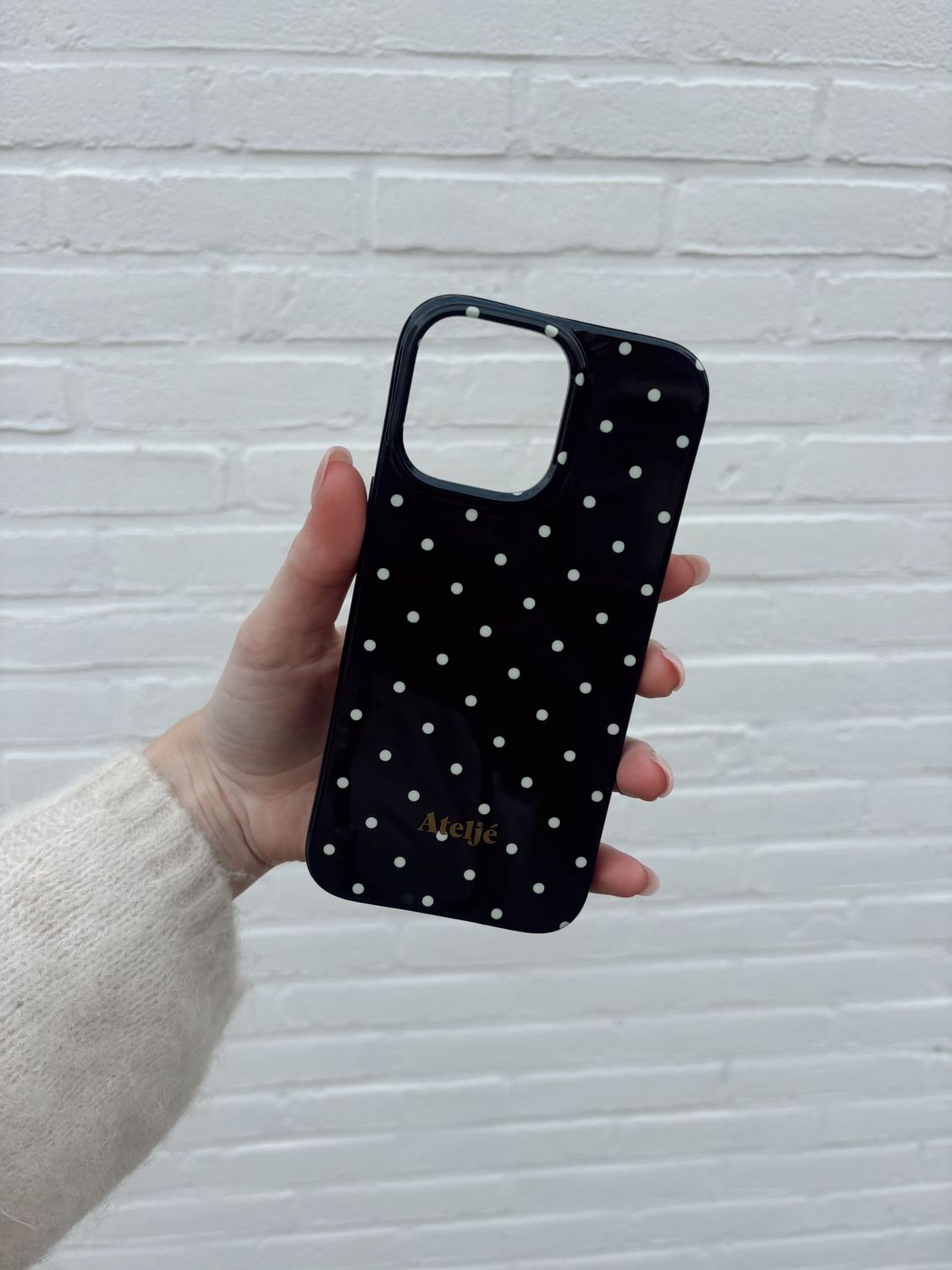 Atelje black polkadot iphone 17