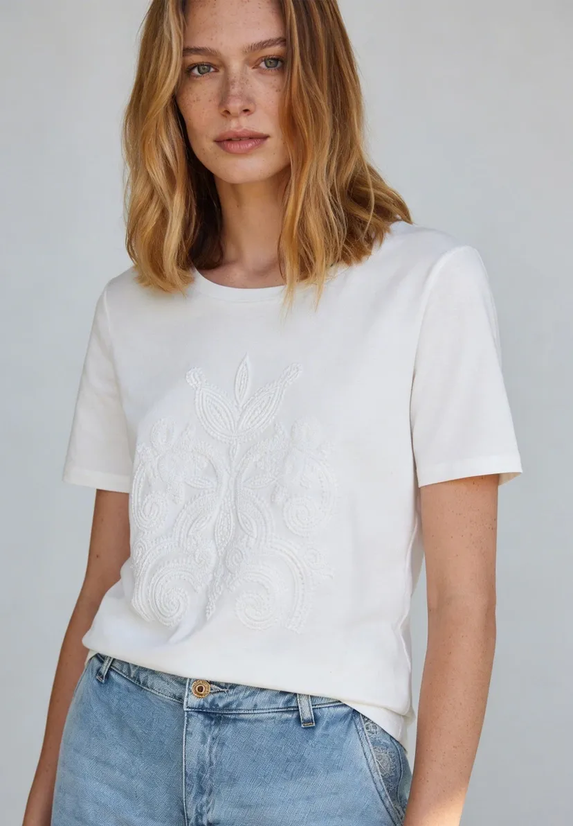 More &amp; More T-shirt met borduurwerk op de voorkant Ecru