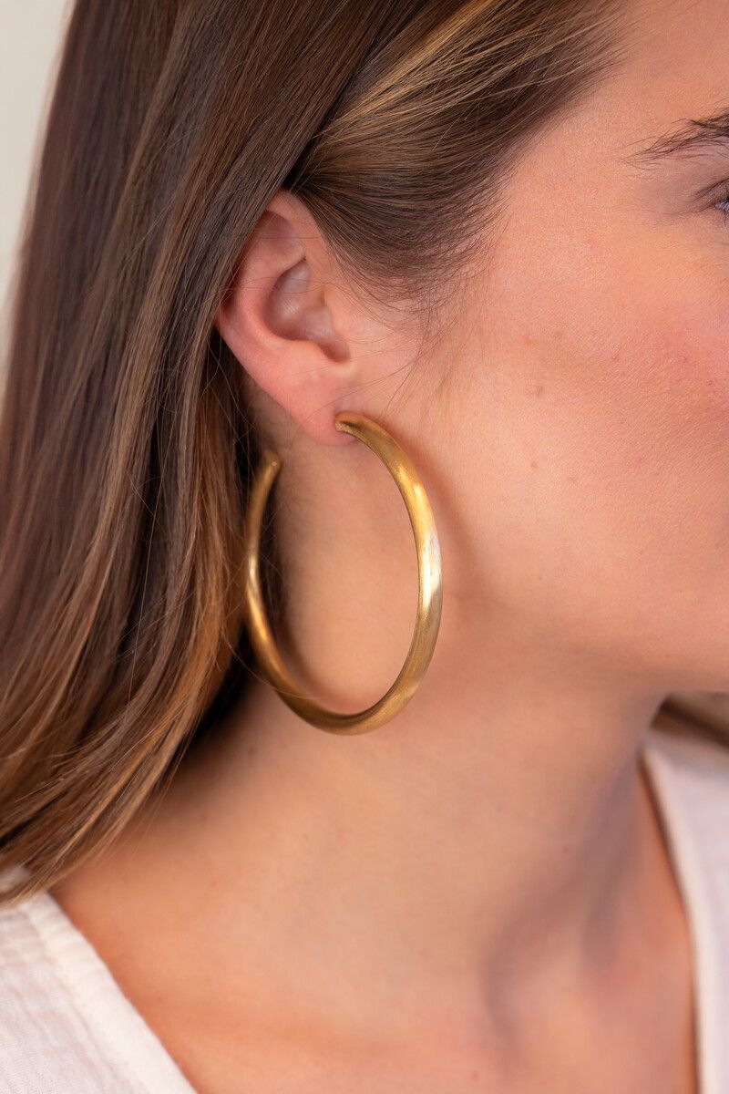 Bold statement oorringen large matte structuur goud