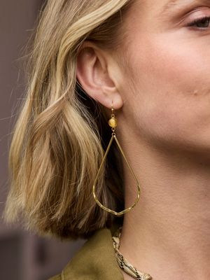 Ellen Beekmans Lange oorbellen met gemstone en rank Goud