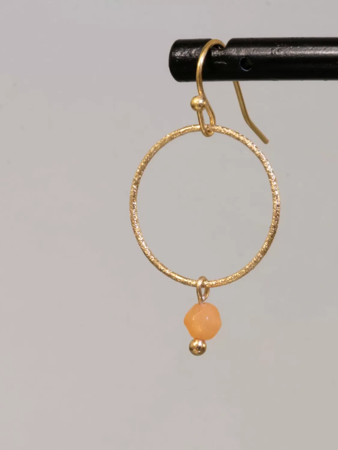 Ellen Beekmans Oorbellen met gezandstraalde ring en gemstone  Goud