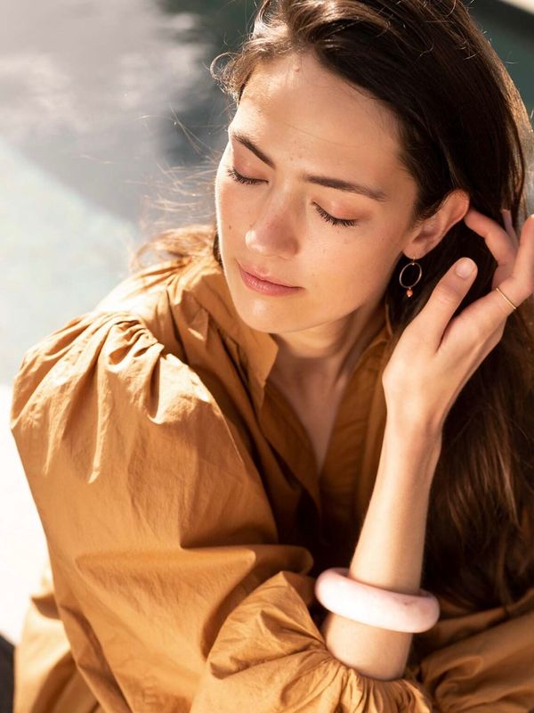 Ellen Beekmans Oorbellen met gezandstraalde ring en gemstone  Goud