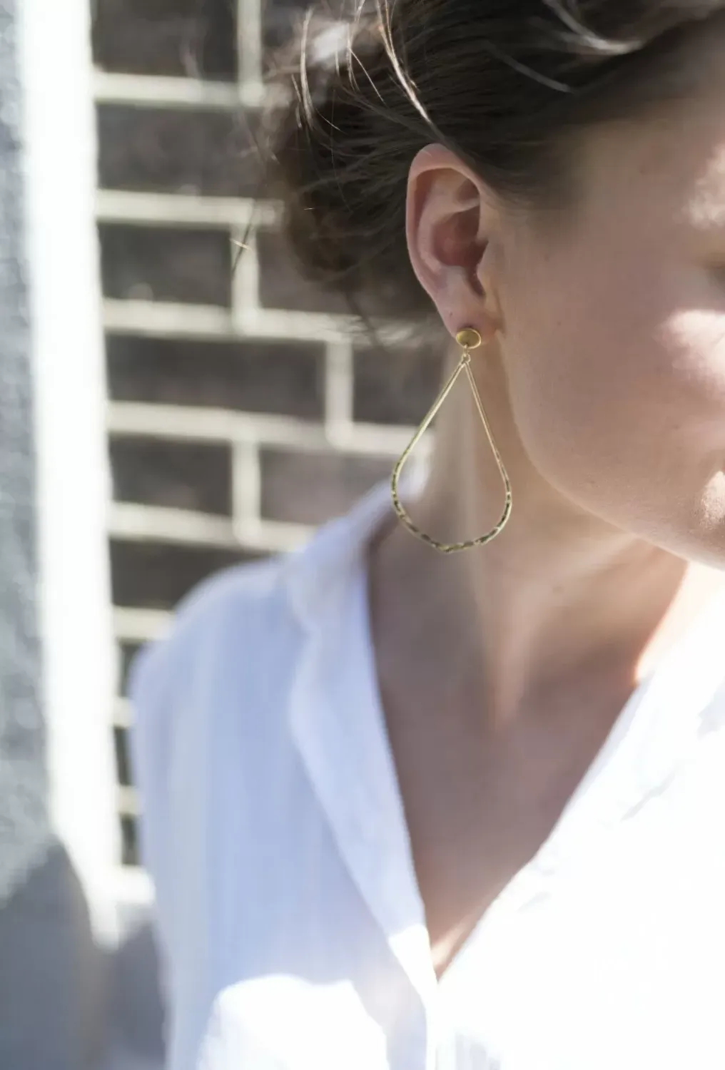 Ellen Beekmans Ranke oorstekers met gehamerde pegel Goud