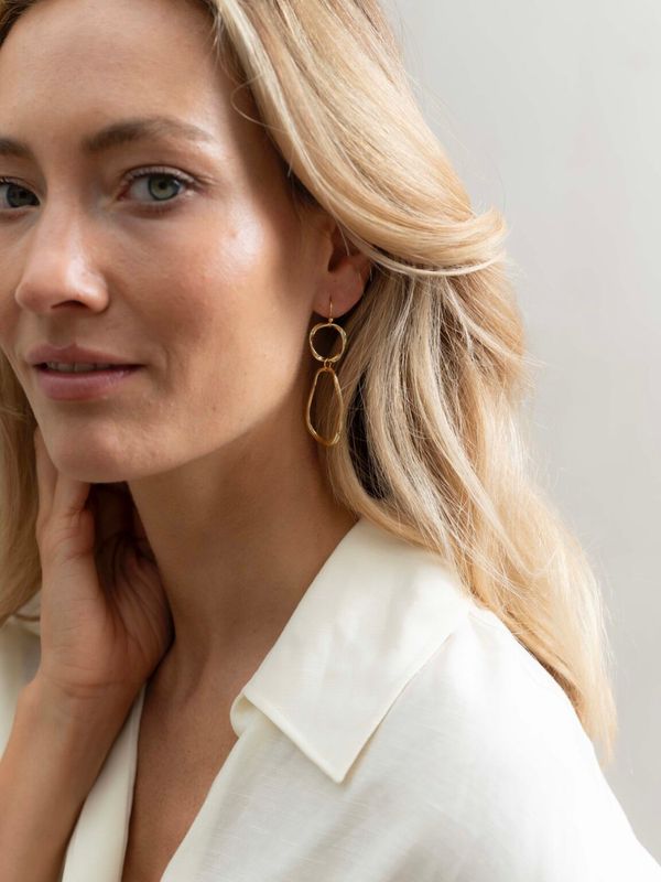 Ellen Beekmans Oorbellen met organische hangers Goud