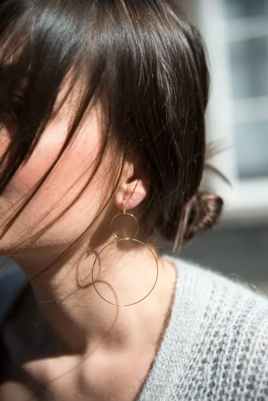 Ellen Beekmans Ultra ranke oorhangers 2 cirkels Goud