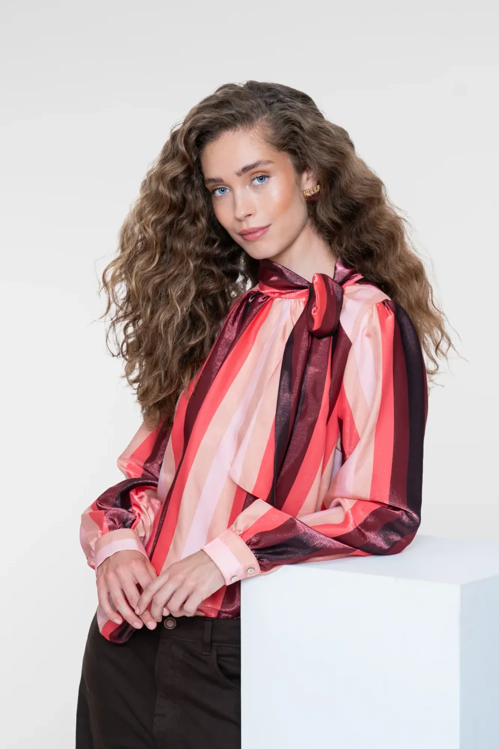 Geisha blouse met strikhals en glanzend streeppatroon Roze