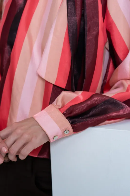 Geisha blouse met strikhals en glanzend streeppatroon Roze