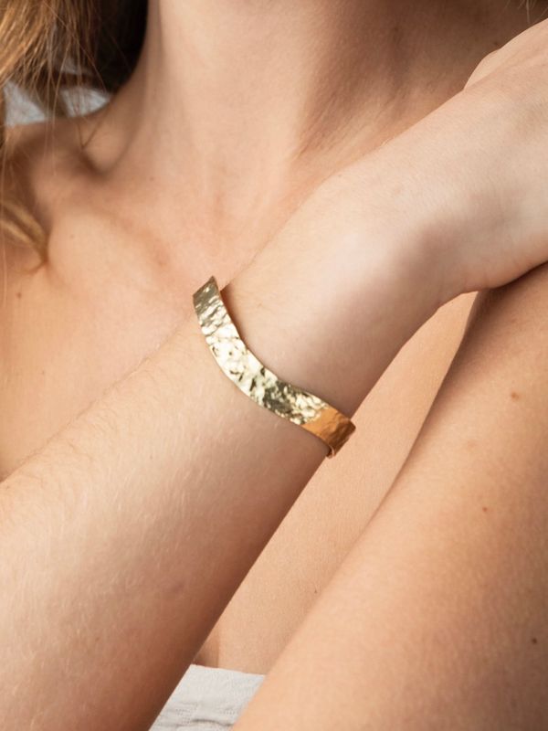 Ellen Beekmans Gehamerde organic bangle Goud